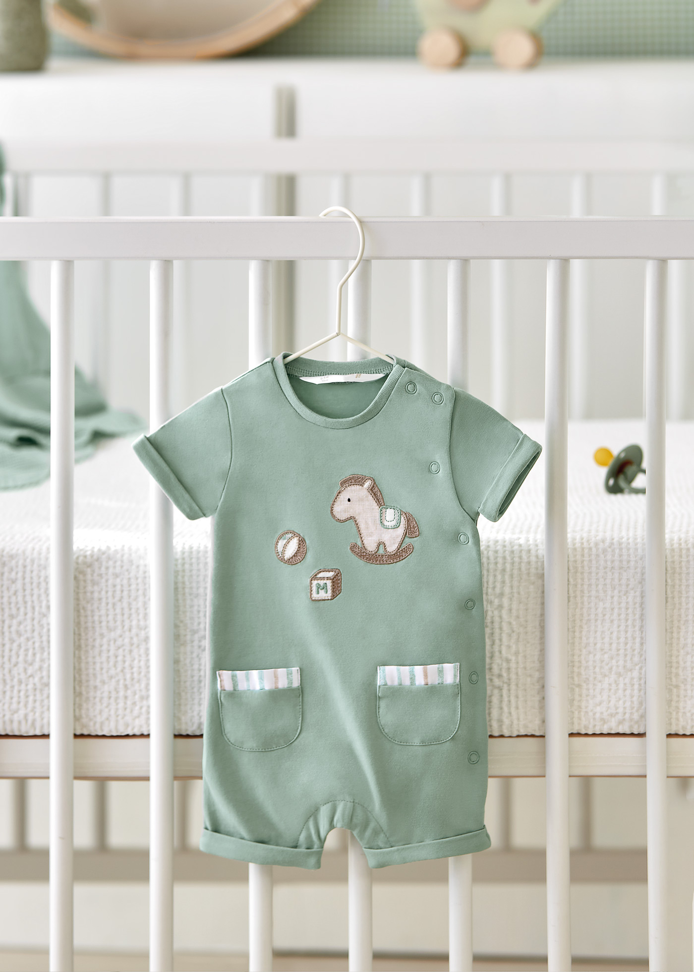 Pijama curto de algodão sustentável para recém-nascido