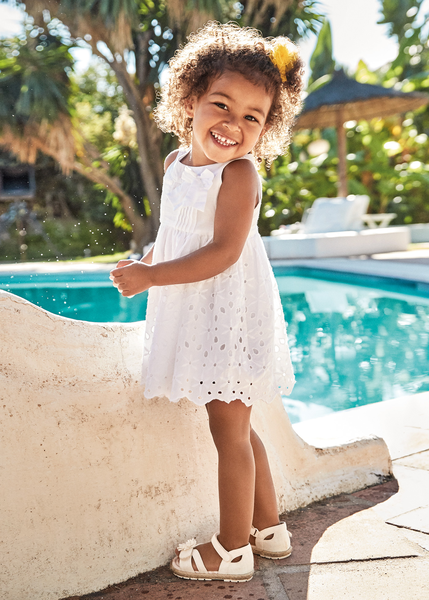 Vestido infantil com saia de algodão perfurada