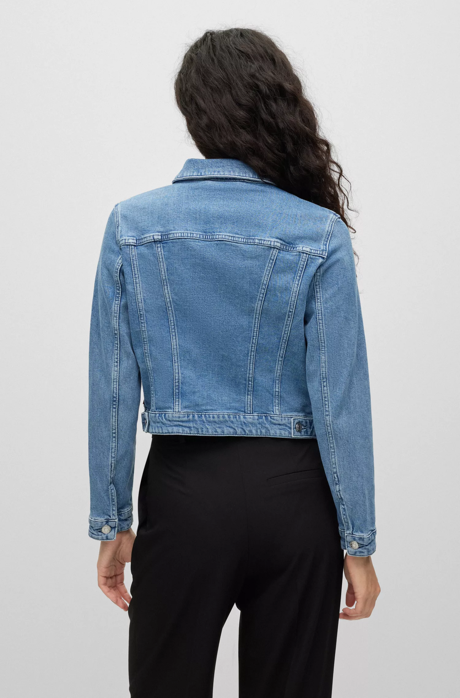Jaqueta HUGO vermelha, corte slim, em denim elástico.