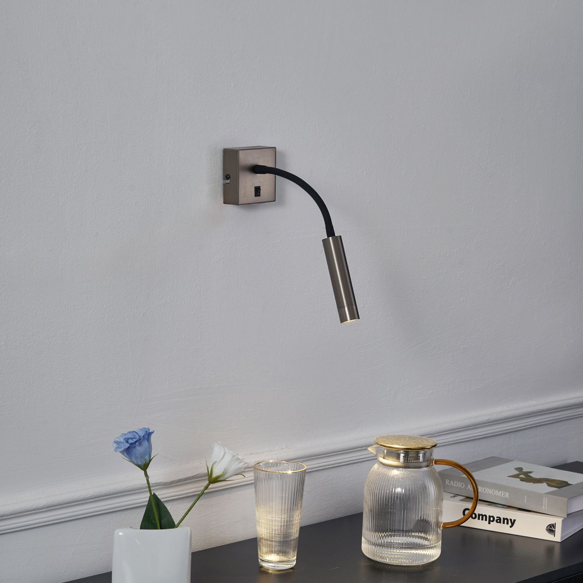 Moderne wandlamp gunmetal met USB-C poort - Gosna