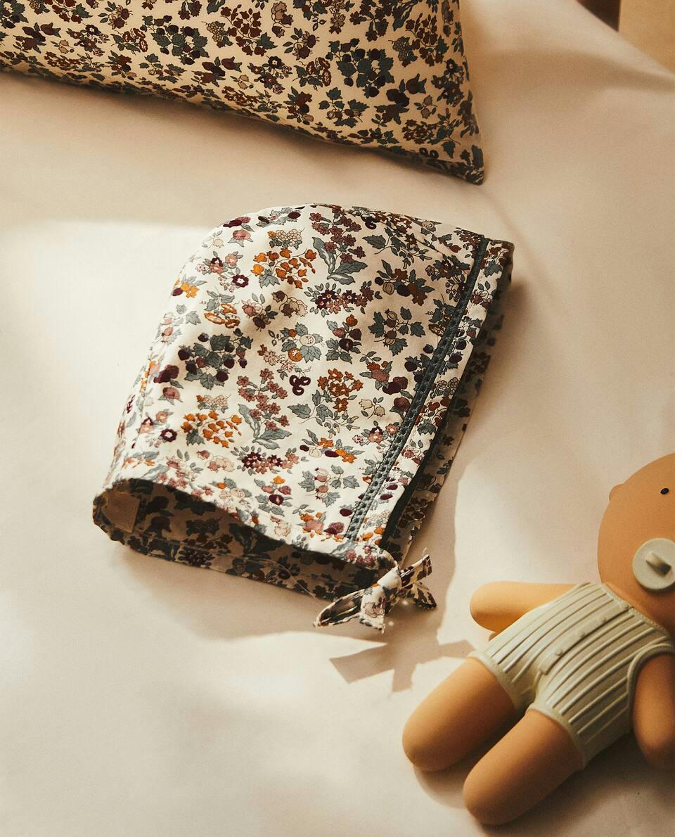 Gorro infantil em tecido com estampa floral