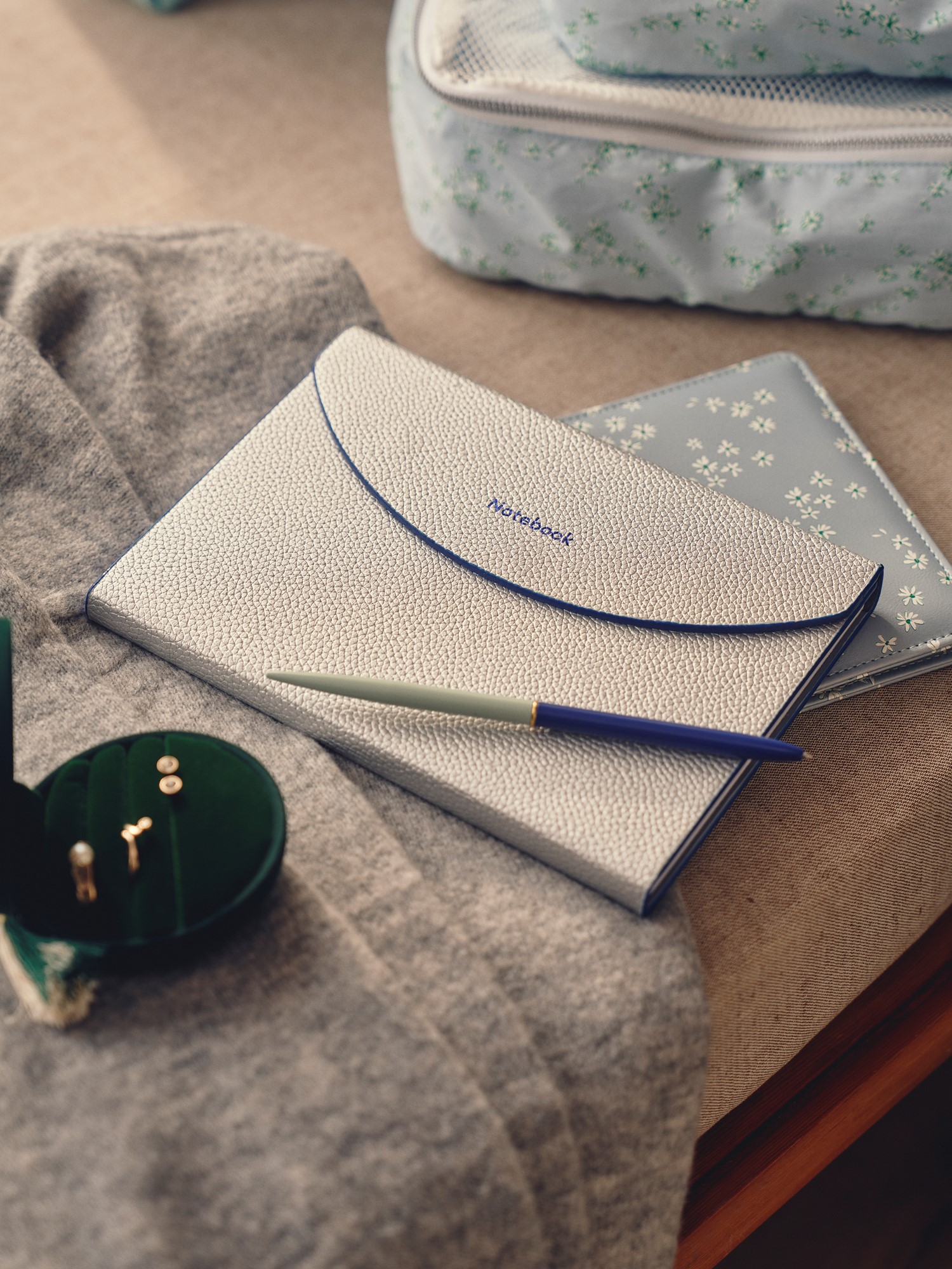 Notesbog med linjeret papir 15,3 x 20,4 | Papir/PU. 15,3 x 20,4 cm. Softcover. 160 sider. | Silver