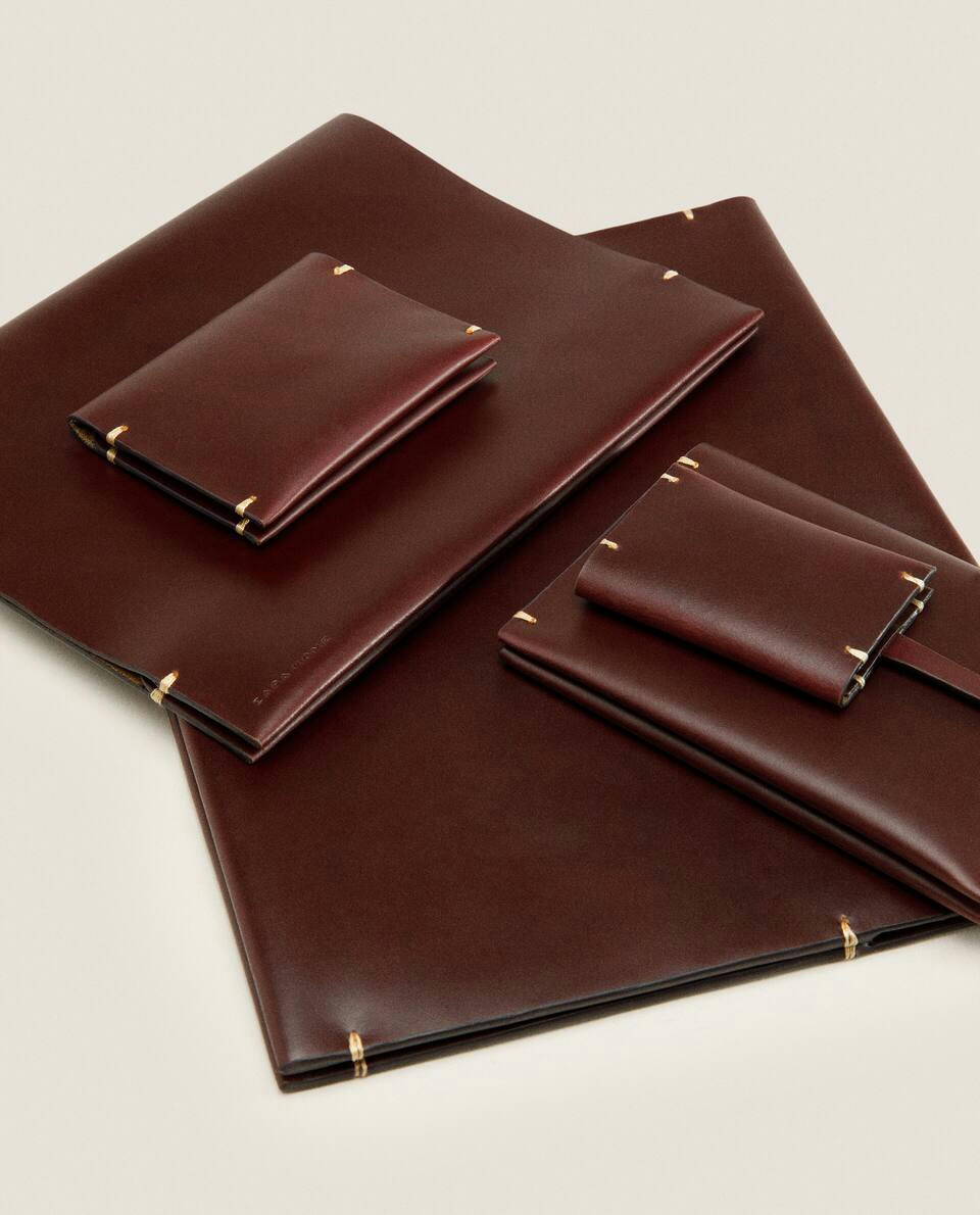 CAPA DE COURO PARA TABLET COM DETALHES DE COSTURA