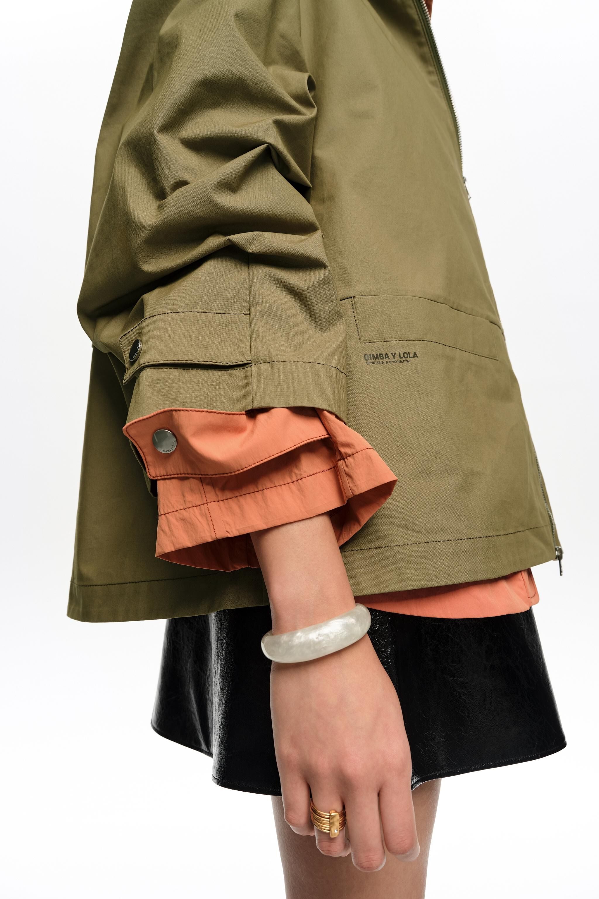 Trench coat evasê em algodão cáqui claro