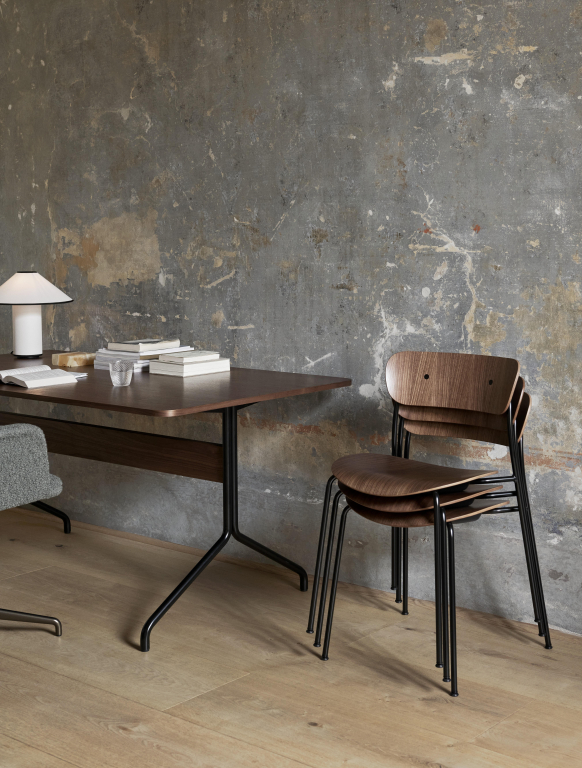 &tradition Pavilion AV18 tafel 160x90 zwart onderstel, gelakt walnoot