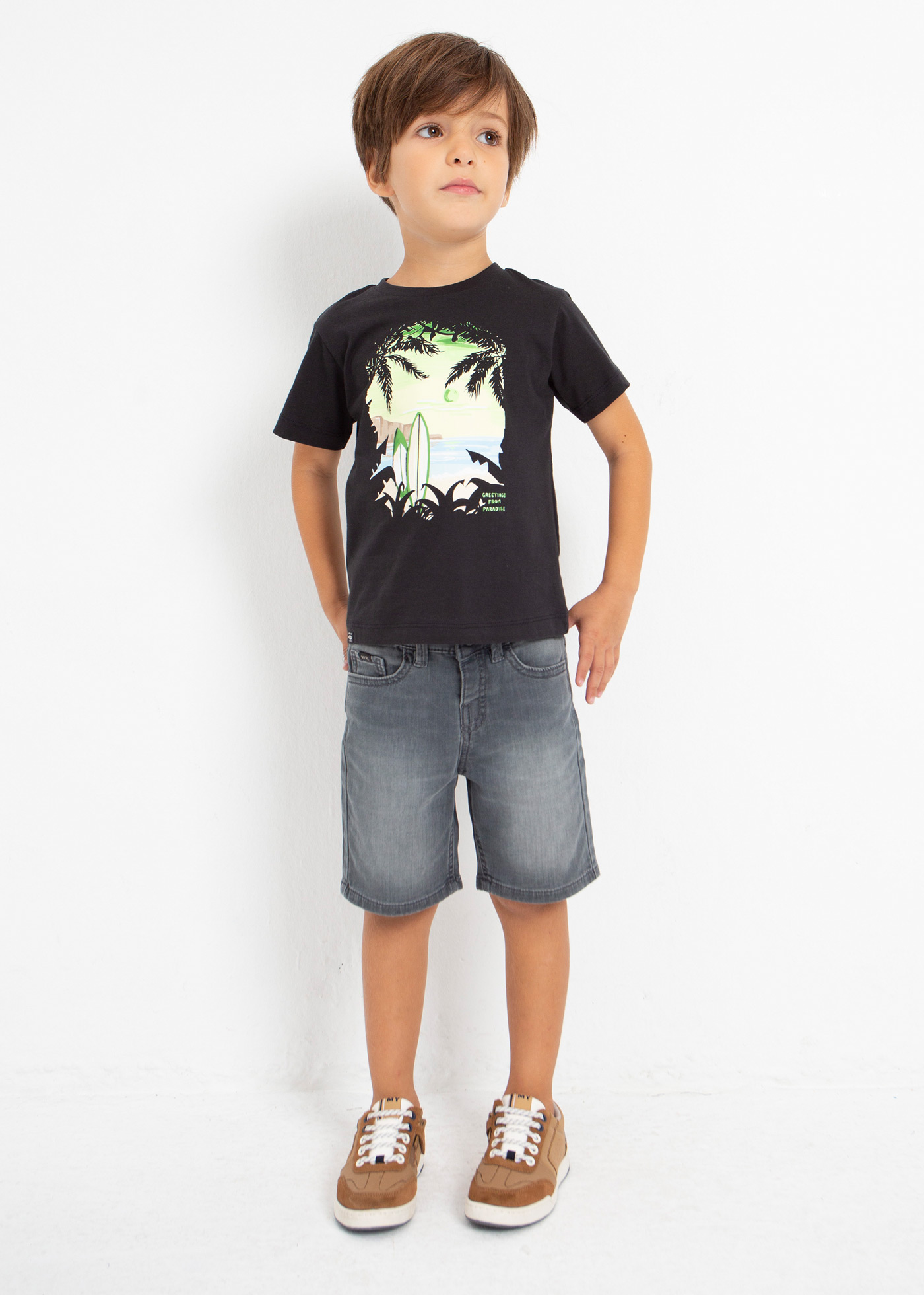 Camiseta infantil masculina em algodão sustentável com estampa.