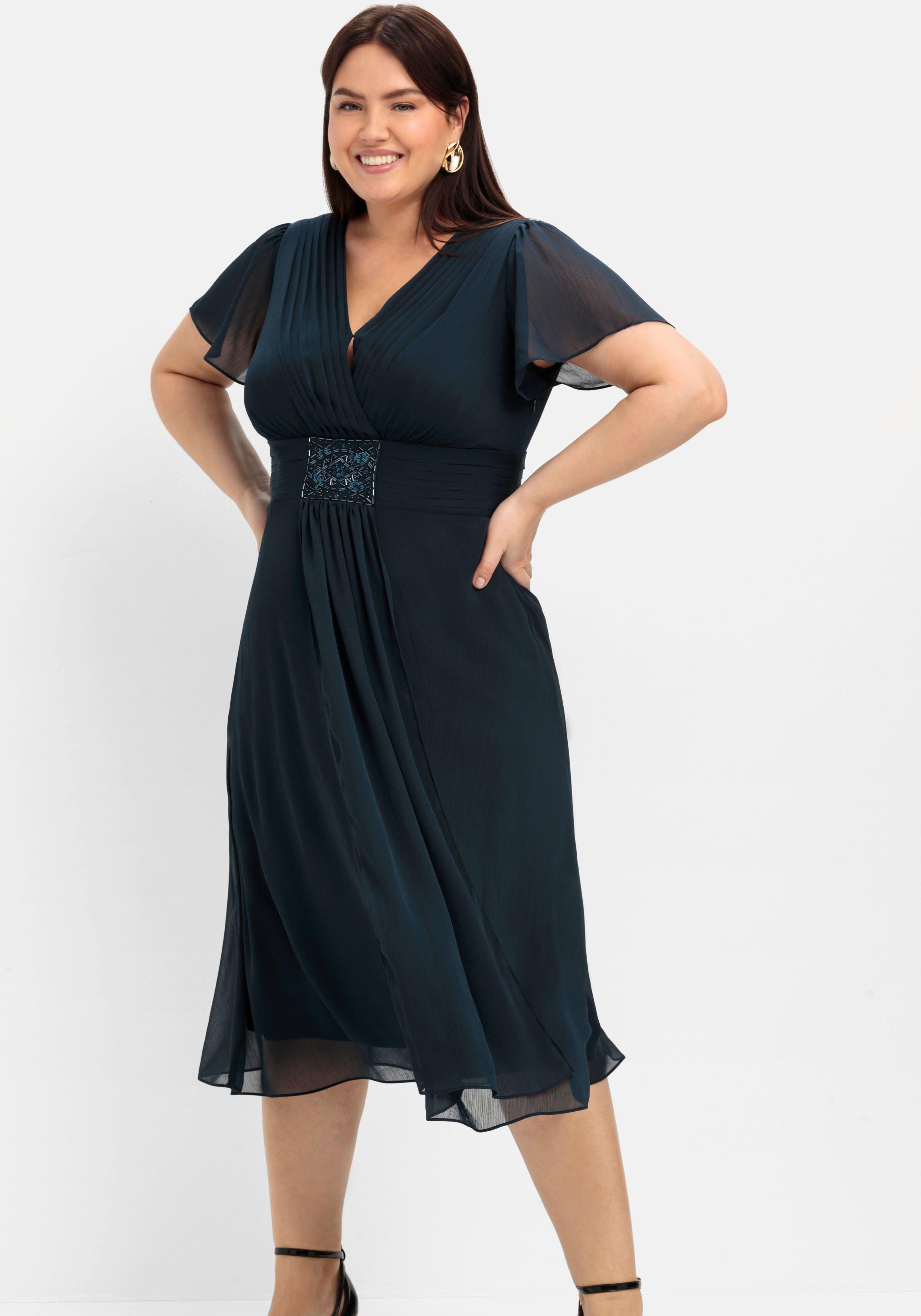 Abendkleid mit Schmuckbrosche
