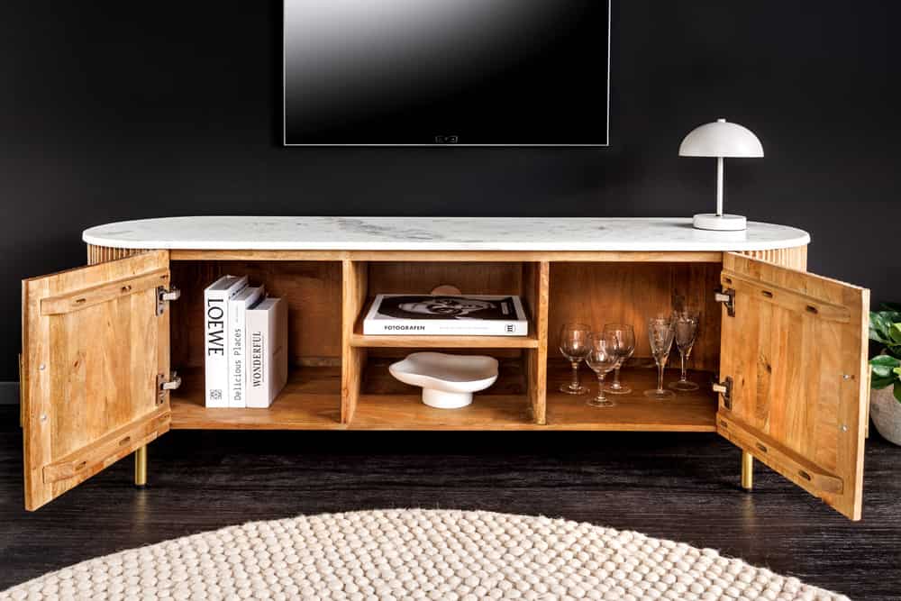 Massives TV-Board TRES CHIC 140cm natur Mangoholz weiß Marmor mit viel Stauraum