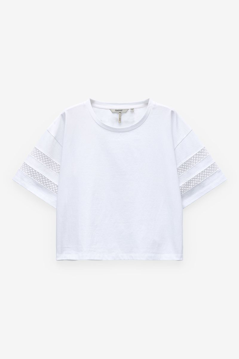 T-SHIRT COM APLICAÇÃO RENDA NAS MANGAS