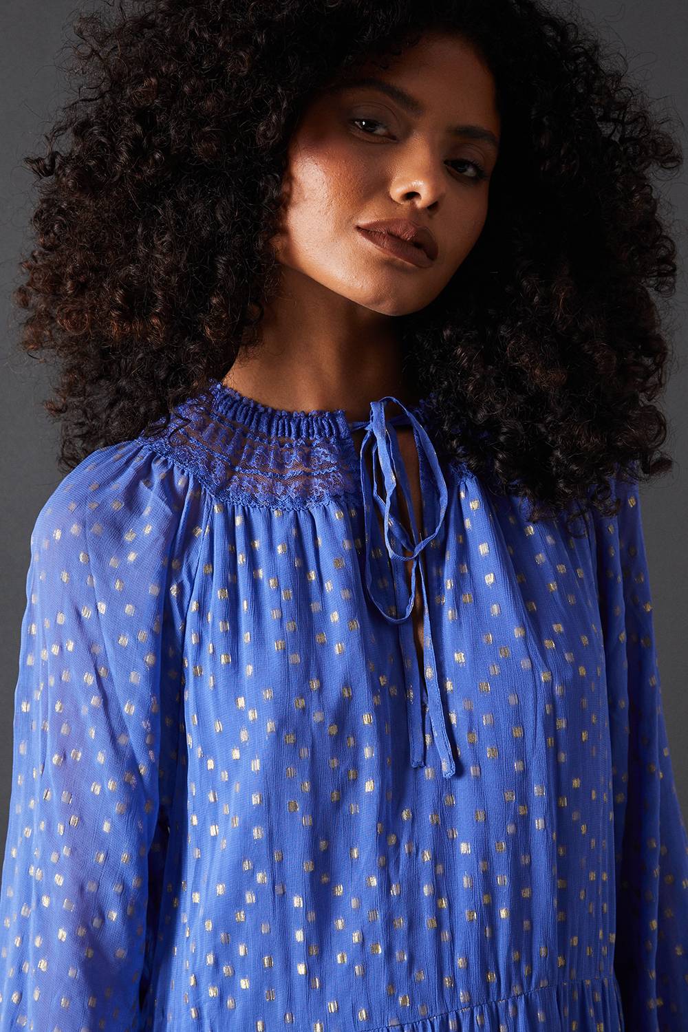 Warehouse Robe Smock Mi-longue en Jacquard Métallisé avec Insertions de Dentelle