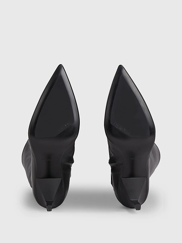 Botas de cano curto de couro com salto agulha