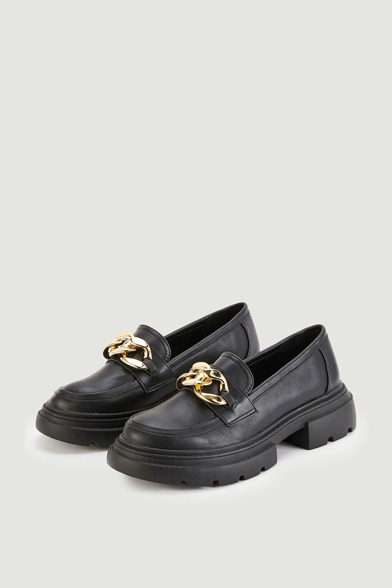 Mocassins robustos em imitação de couro com fivelas douradas.