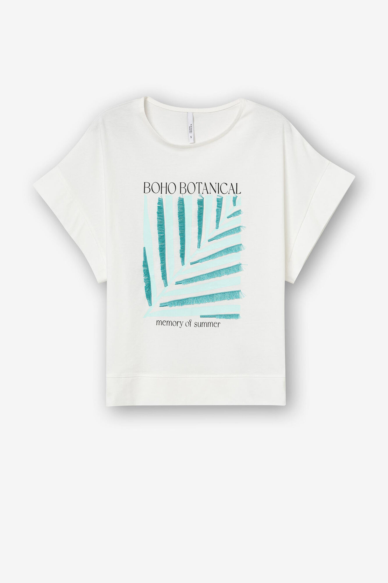 Camiseta com estampa frontal e apliques.