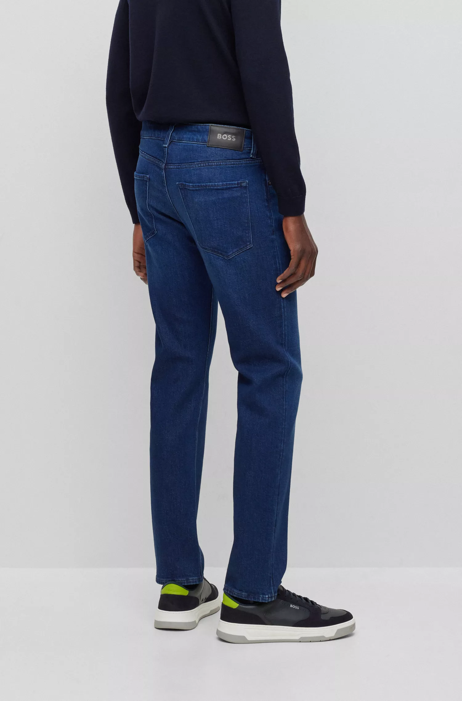 Calça jeans BOSS preta, corte regular, em denim azul-escuro com elasticidade confortável.