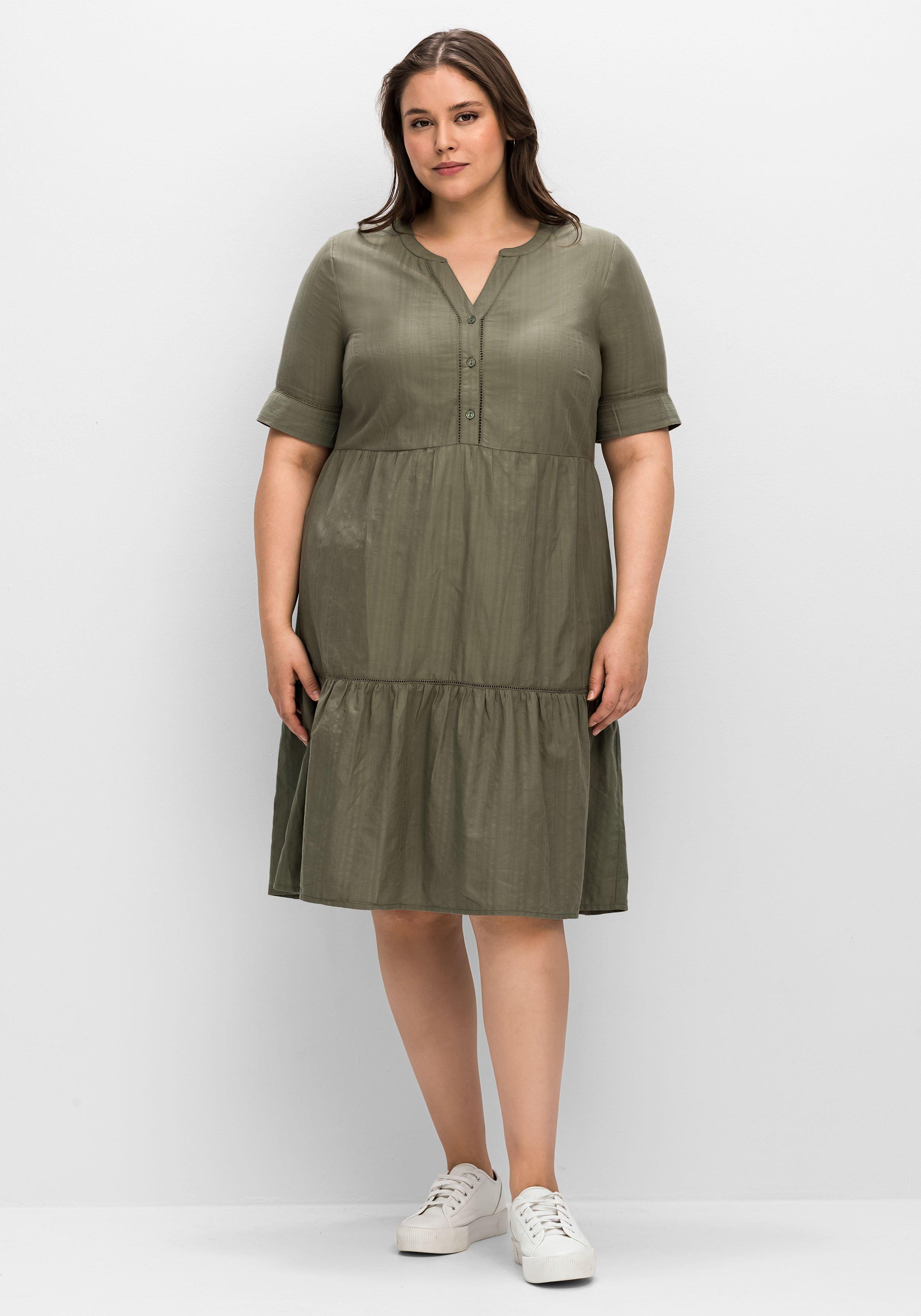 Kleid in Stufenoptik mit Lochmusterdetails