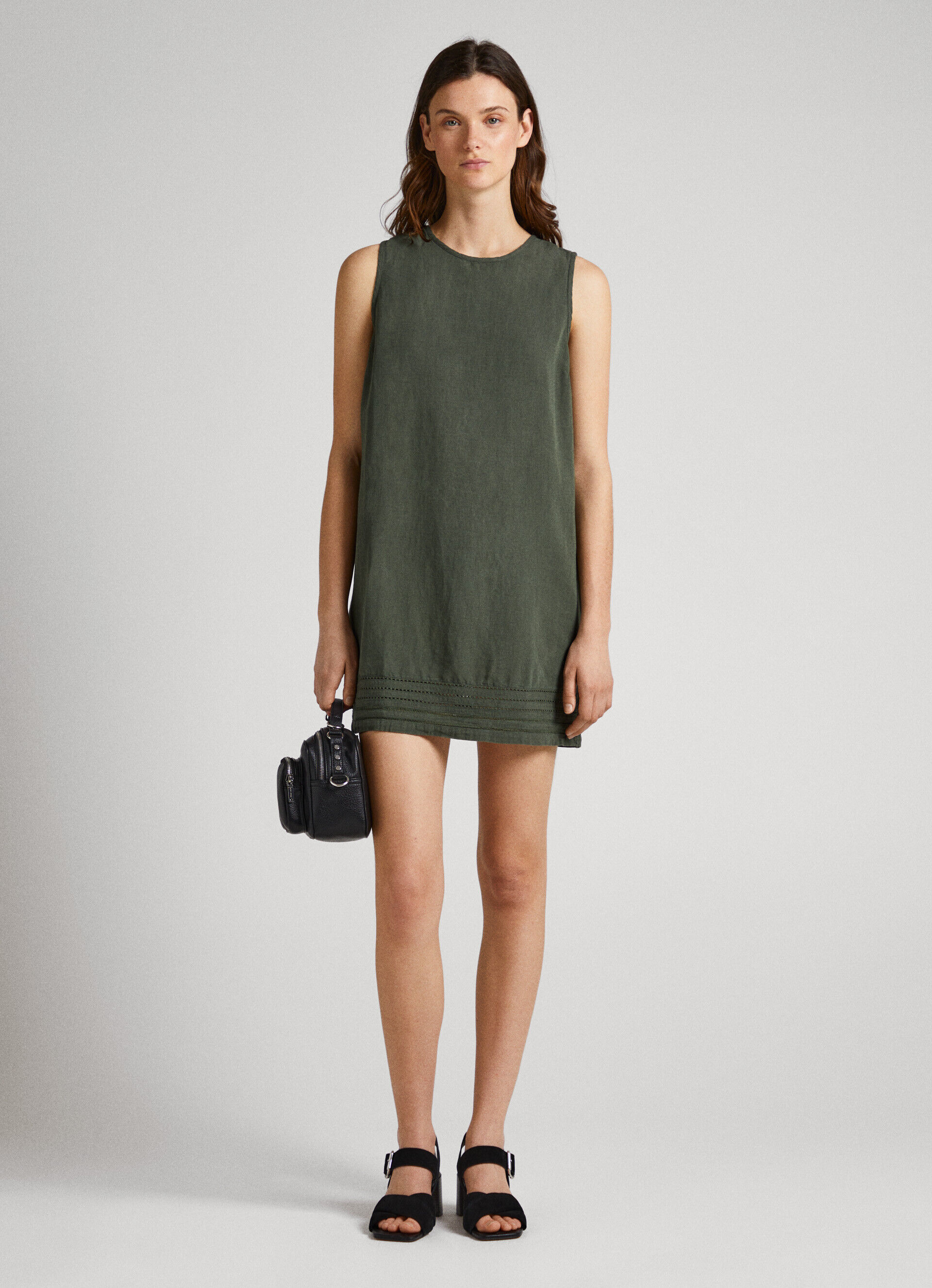VESTIDO COM DETALHES VAZADOS - verde oliva