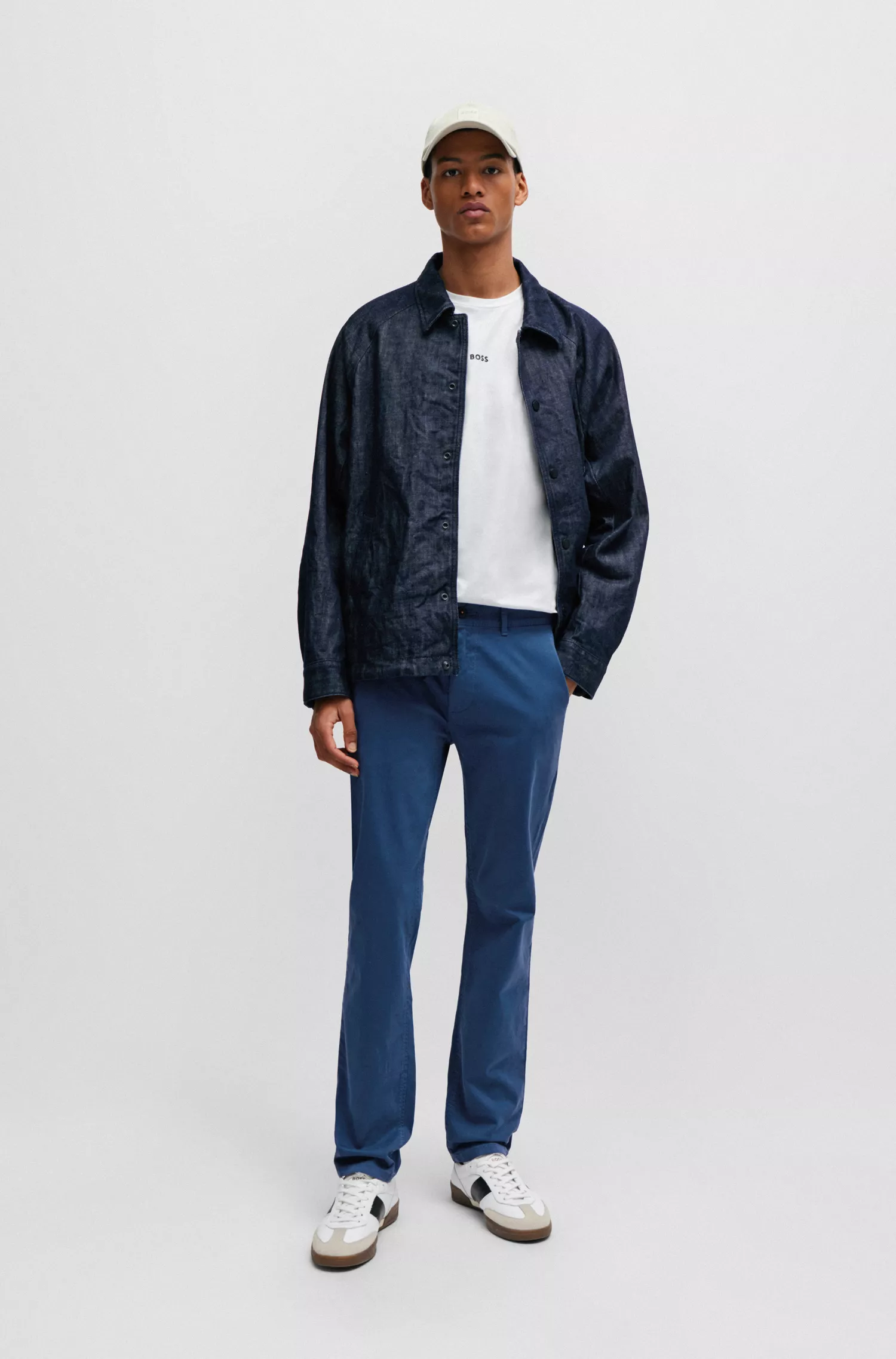 Calça chino BOSS laranja, corte slim, em cetim de algodão elástico.