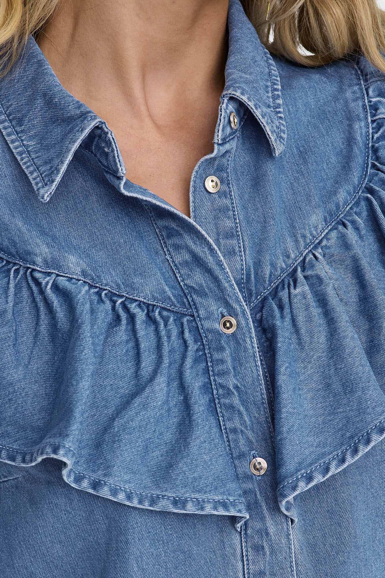 Camisa jeans com detalhe de babado