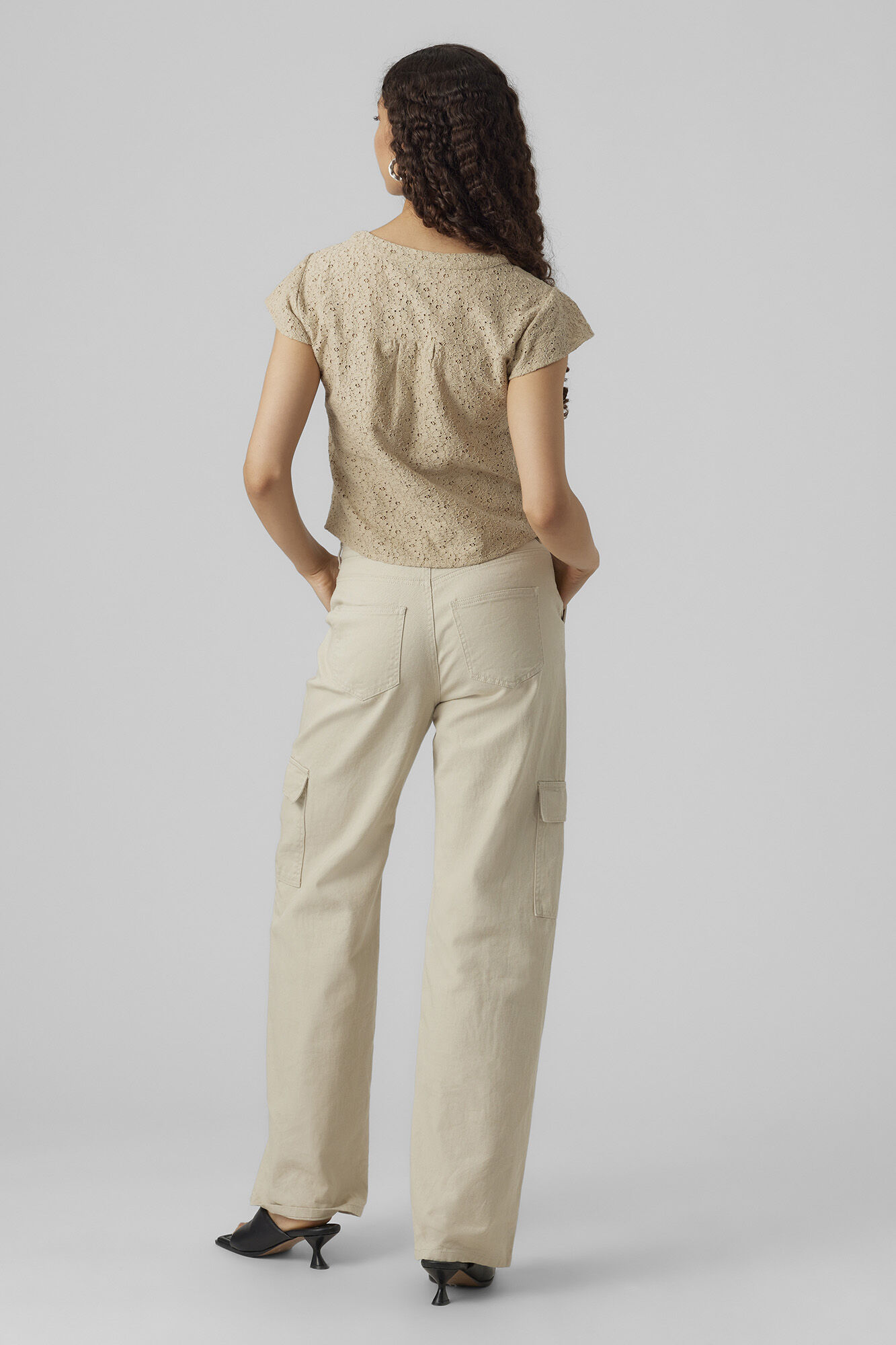 Blusa de manga curta com babados - Marrom