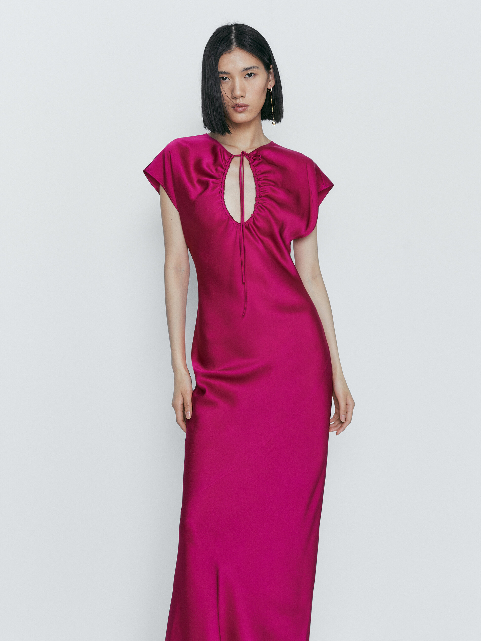 Vestido longo e fluido com detalhe no decote - Bougainvillea