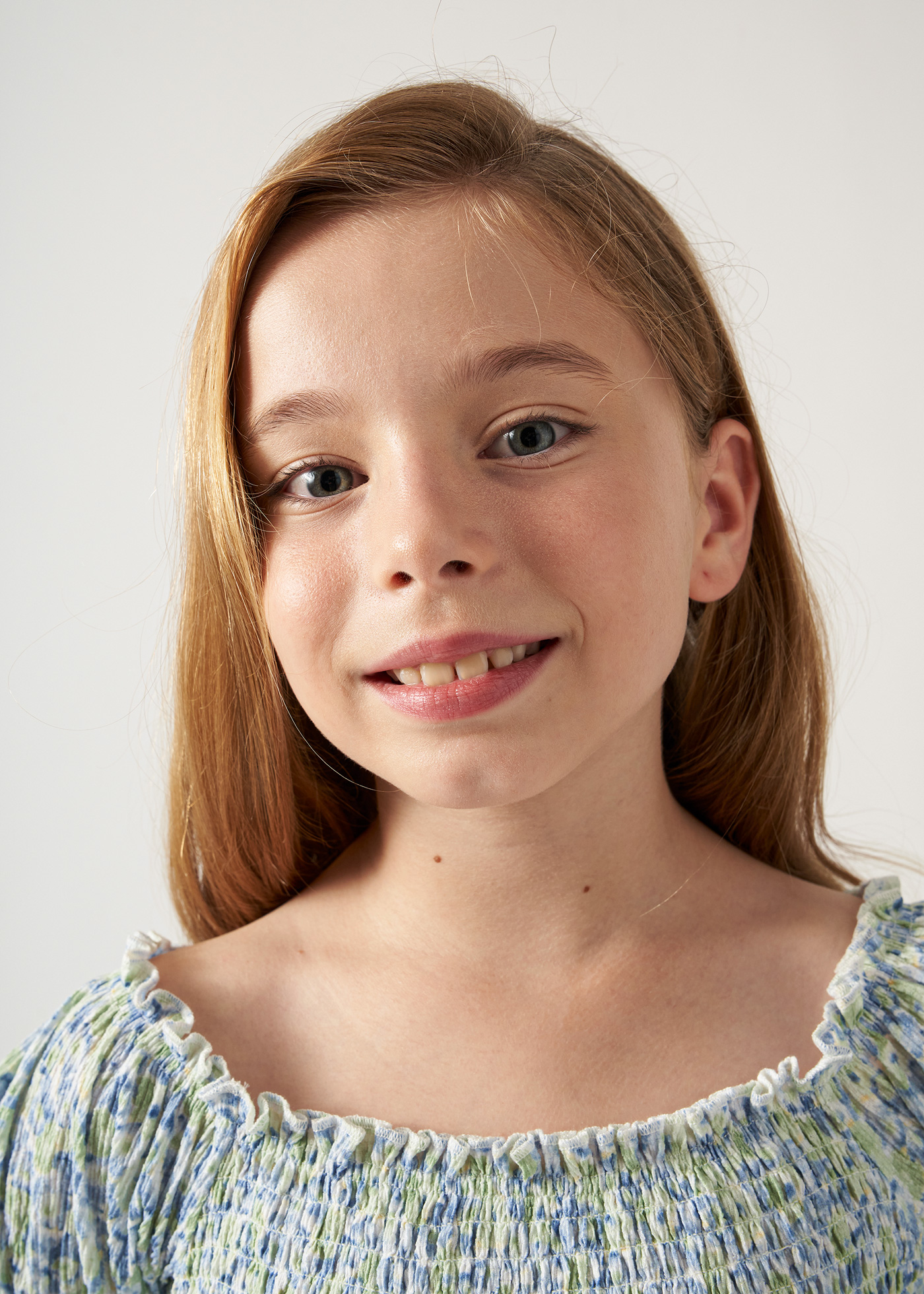 Menina com bata de bolinhas