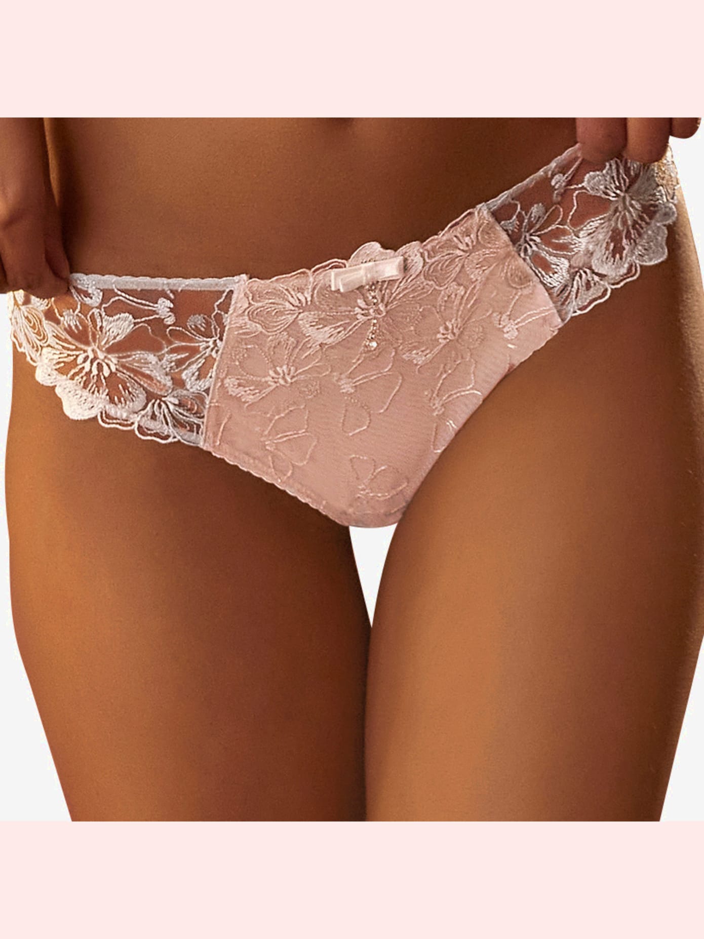 Tanga slip séduisant en sublime dentelle florale