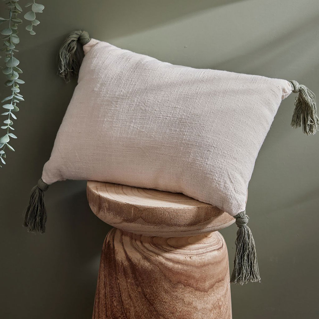 Coussin coton écru pompon kaki 30x40cm
