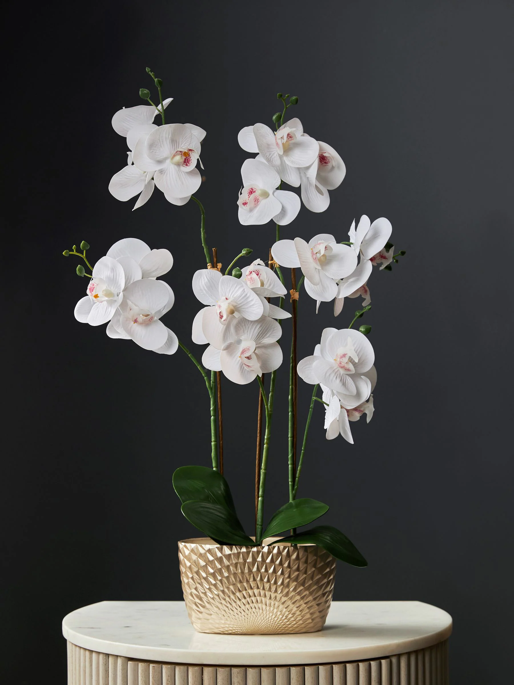 Kunstorchidee in geometrische pot