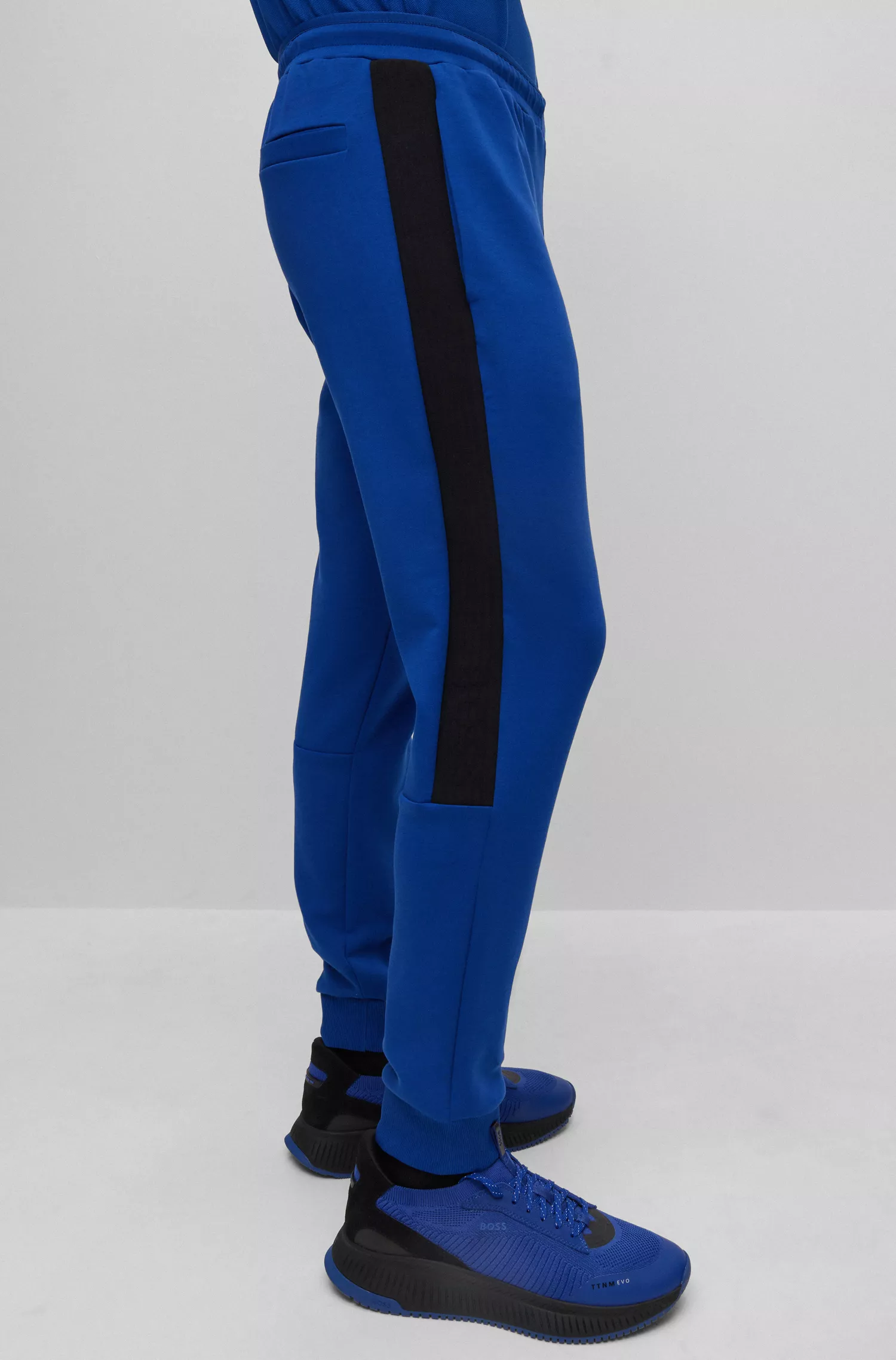 Calça de fato de treino BOSS verde em mistura de algodão com faixa lateral.