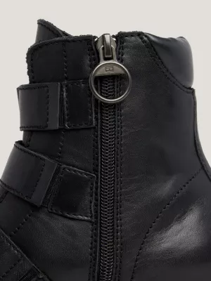 Botas de couro com fivela robusta
