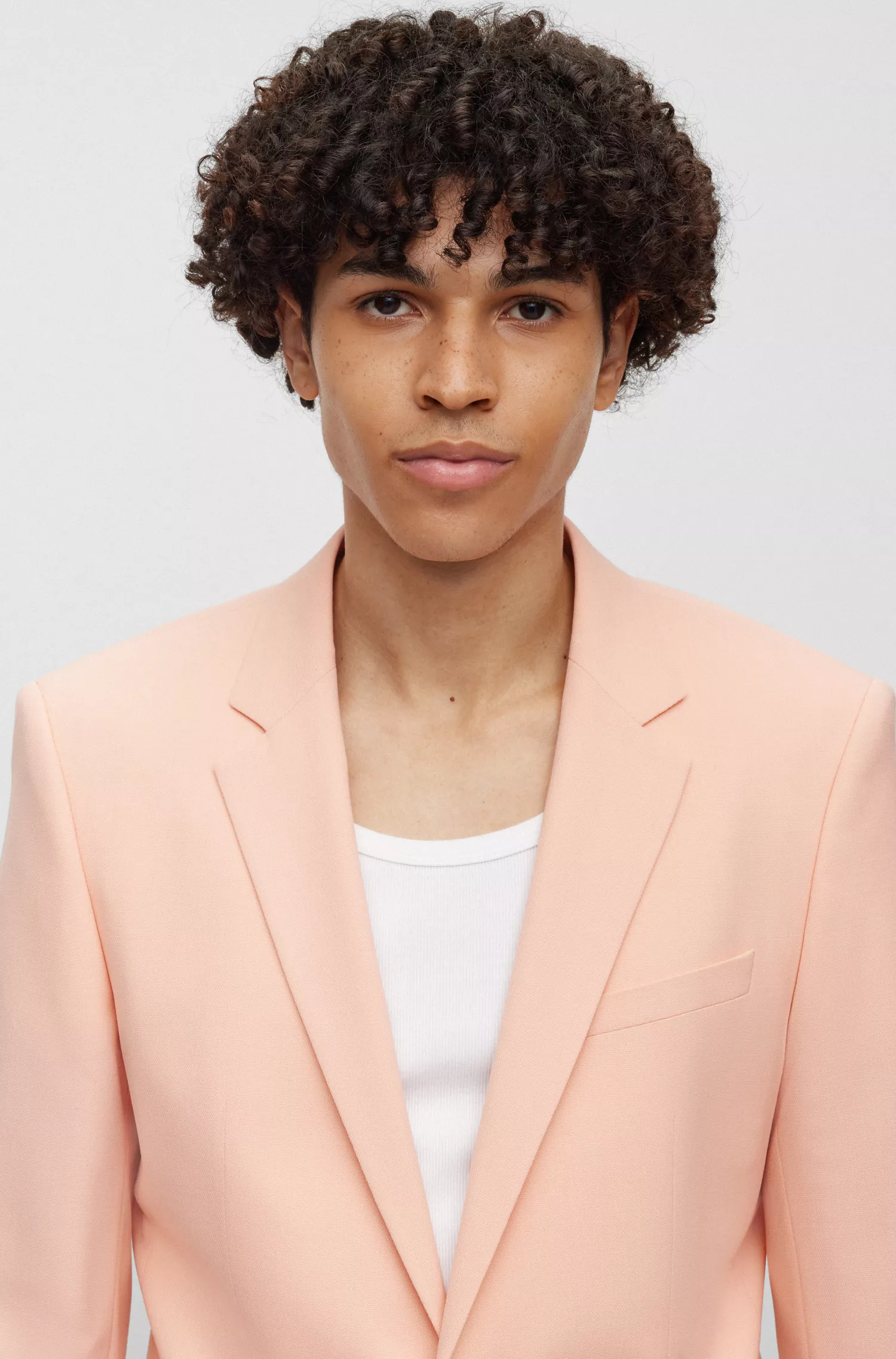 Terno HUGO vermelho, corte slim, em tecido elástico de alta performance com estampa.
