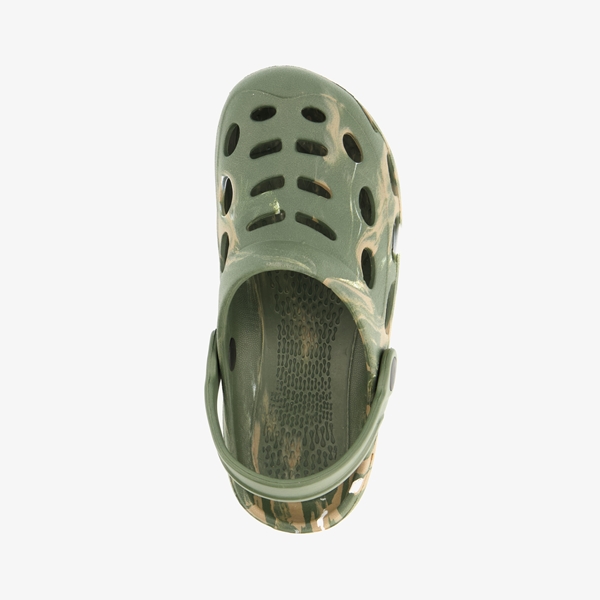 Groene kinder klompen met camouflage