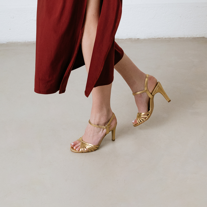 Sandales à brides croisées et bouts ouverts  en cuir métallisé or