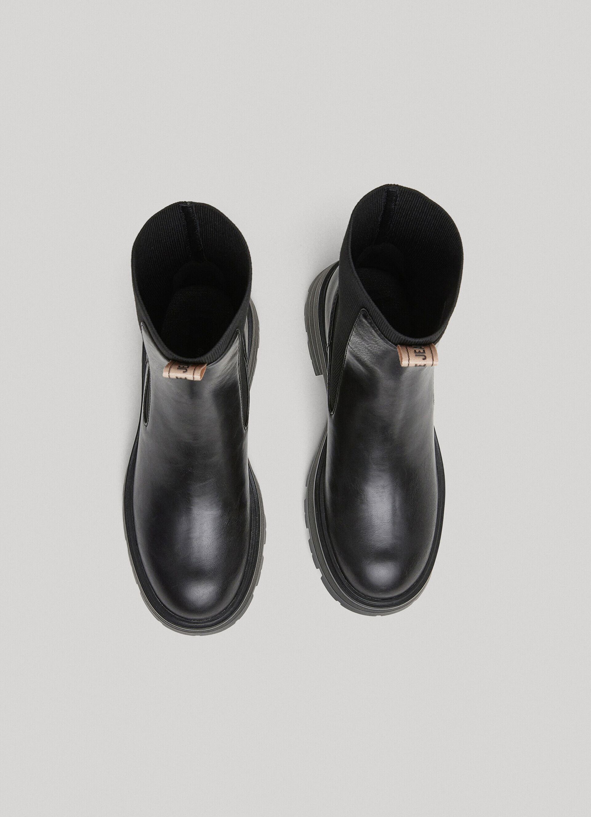 Botas de cano curto com elástico - pretas