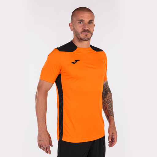 Camiseta Joma Championship VI de manga curta, laranja e preta.