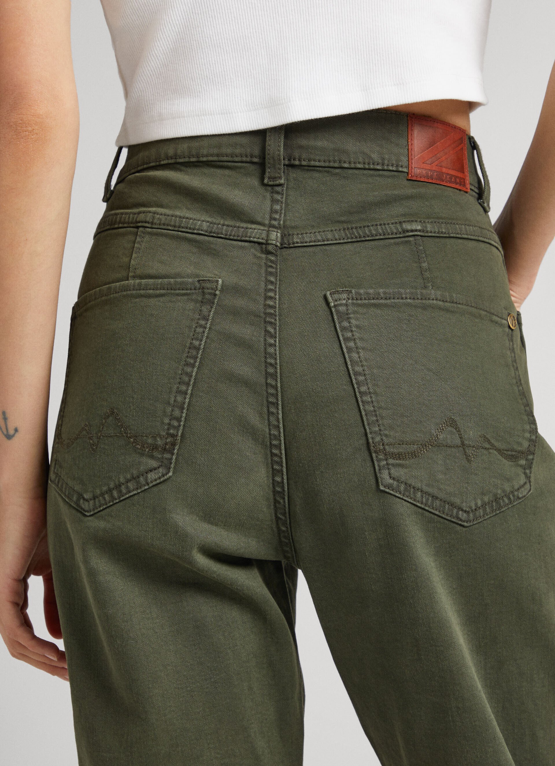 Calça de corte relaxado com 5 bolsos - verde oliva
