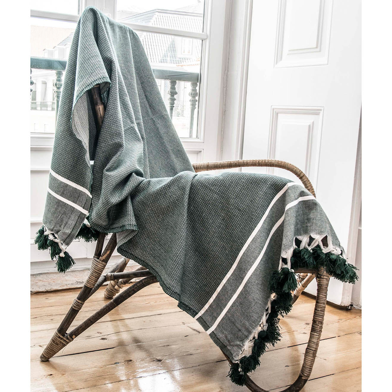 Febronie Plaid Stockholm Chevron Pompon Losange noir