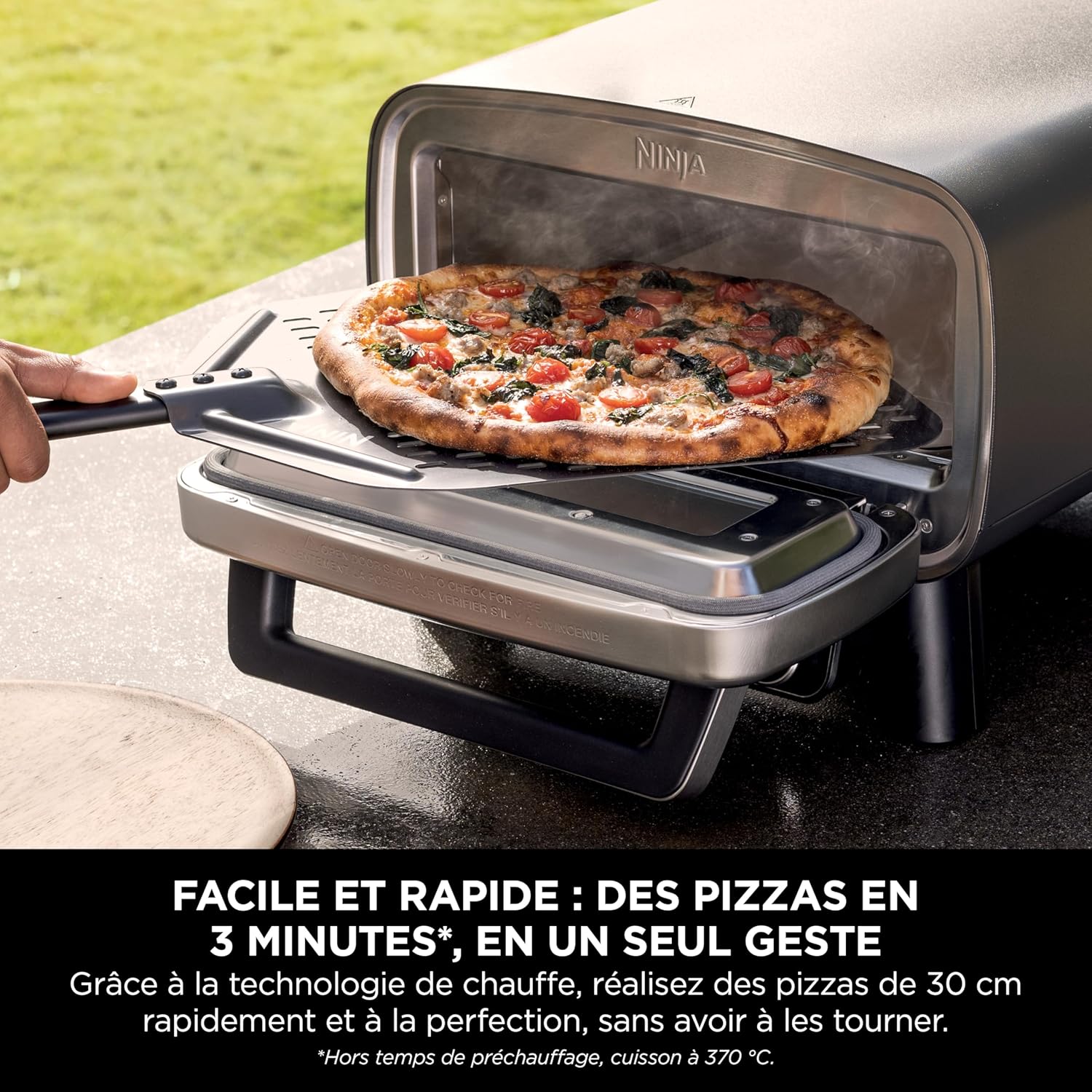Ninja Woodfire Four à pizza extérieur électrique 8-en-1, rotissoire & fumoir barbecue avec grille, plaque pro-heat, pierre à pizza, granulés de bois et pelle, 6 réglages, orange foncé OO101EU