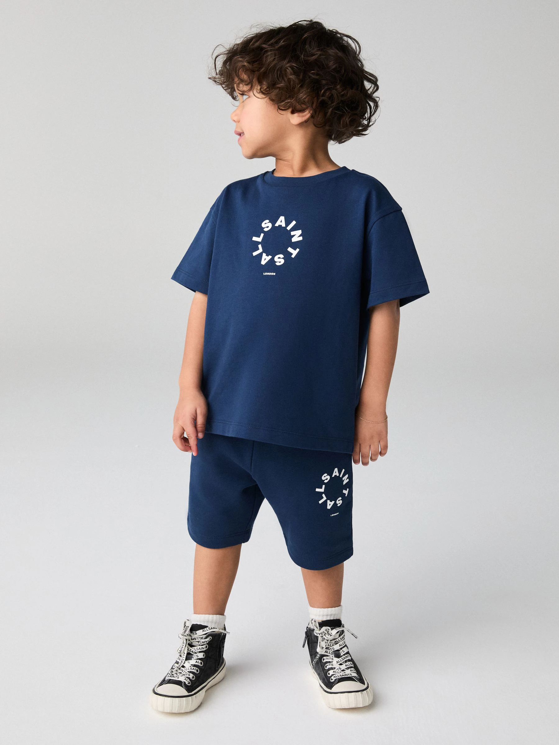 smALLSAINTS Tierra set van T-shirt en sweatshorts voor jonge jongens, van 100% katoen