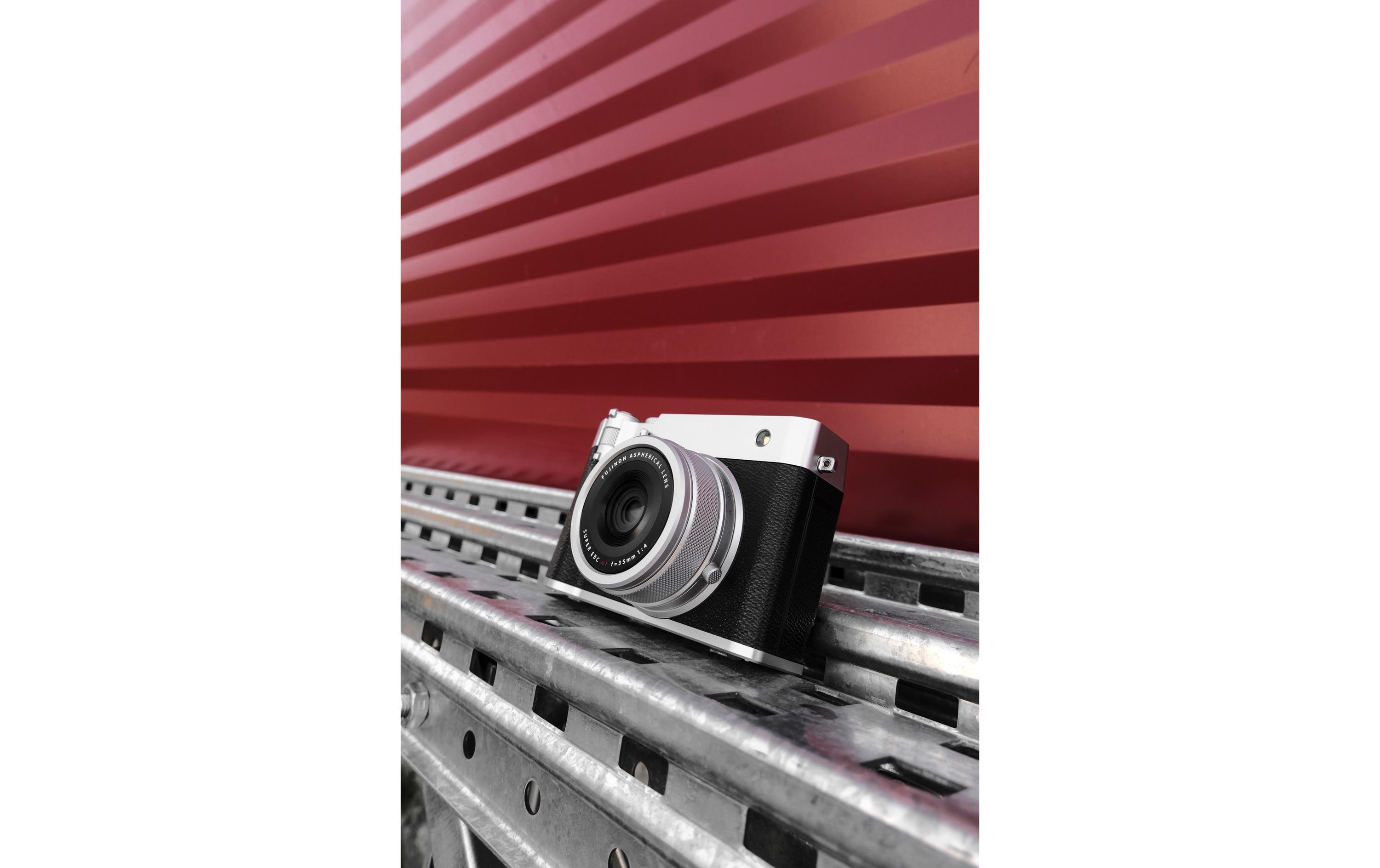 Fotokamera GFX 100RF Silber<br>GFX-Kamera mit fest verbautem Objektiv und bringt die Mittelformat-Bildqualität in ein ultrakompaktes Design