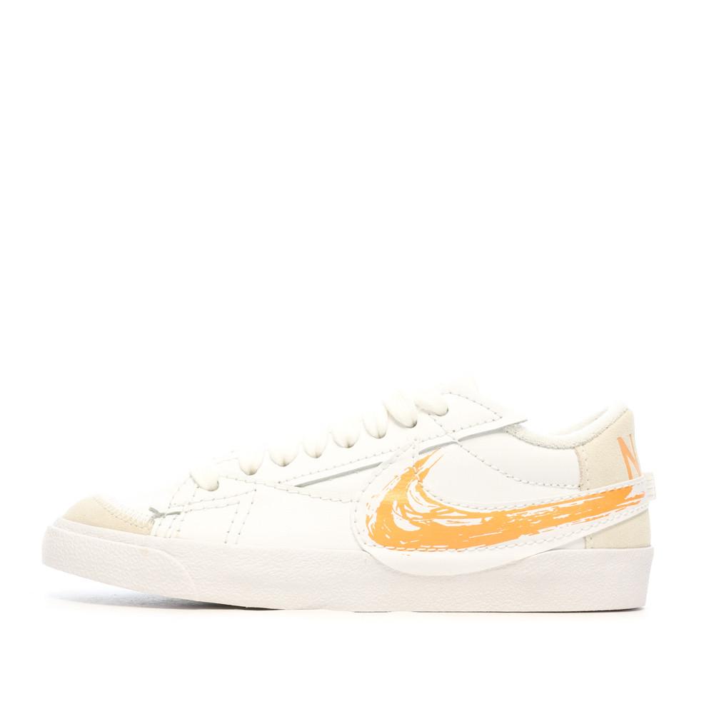 Nike Baskets Blanches/Orange Mixte Nike Blazer Low 77 Jumbo