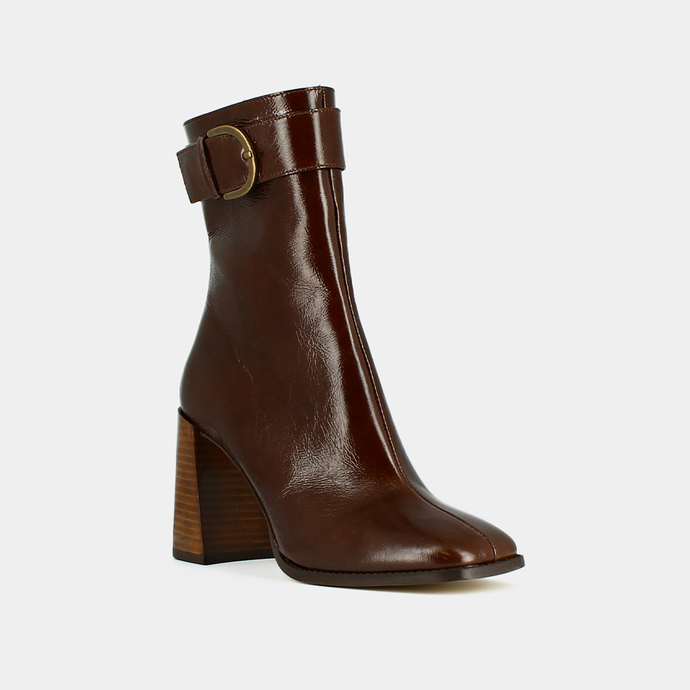 Bottines à talons et boucles  en cuir brillant marron