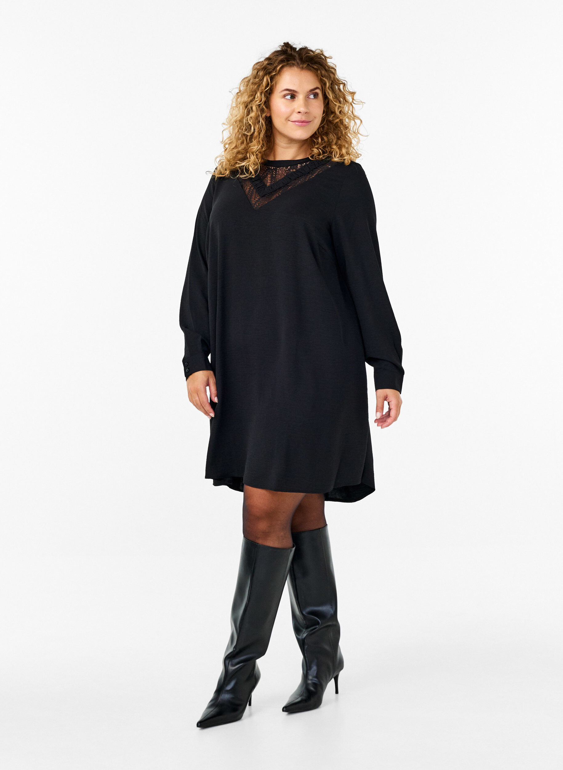 Kort kjole med blondedetalje