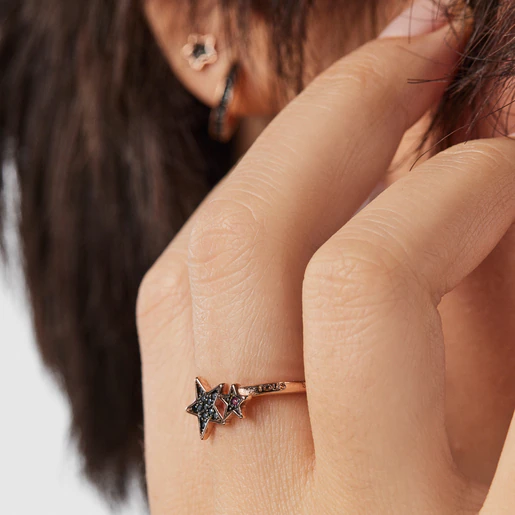 Anel com banho de ouro rosa 18k sobre prata, espinélio e rubi em formato de ursinho de pelúcia com estrelas.