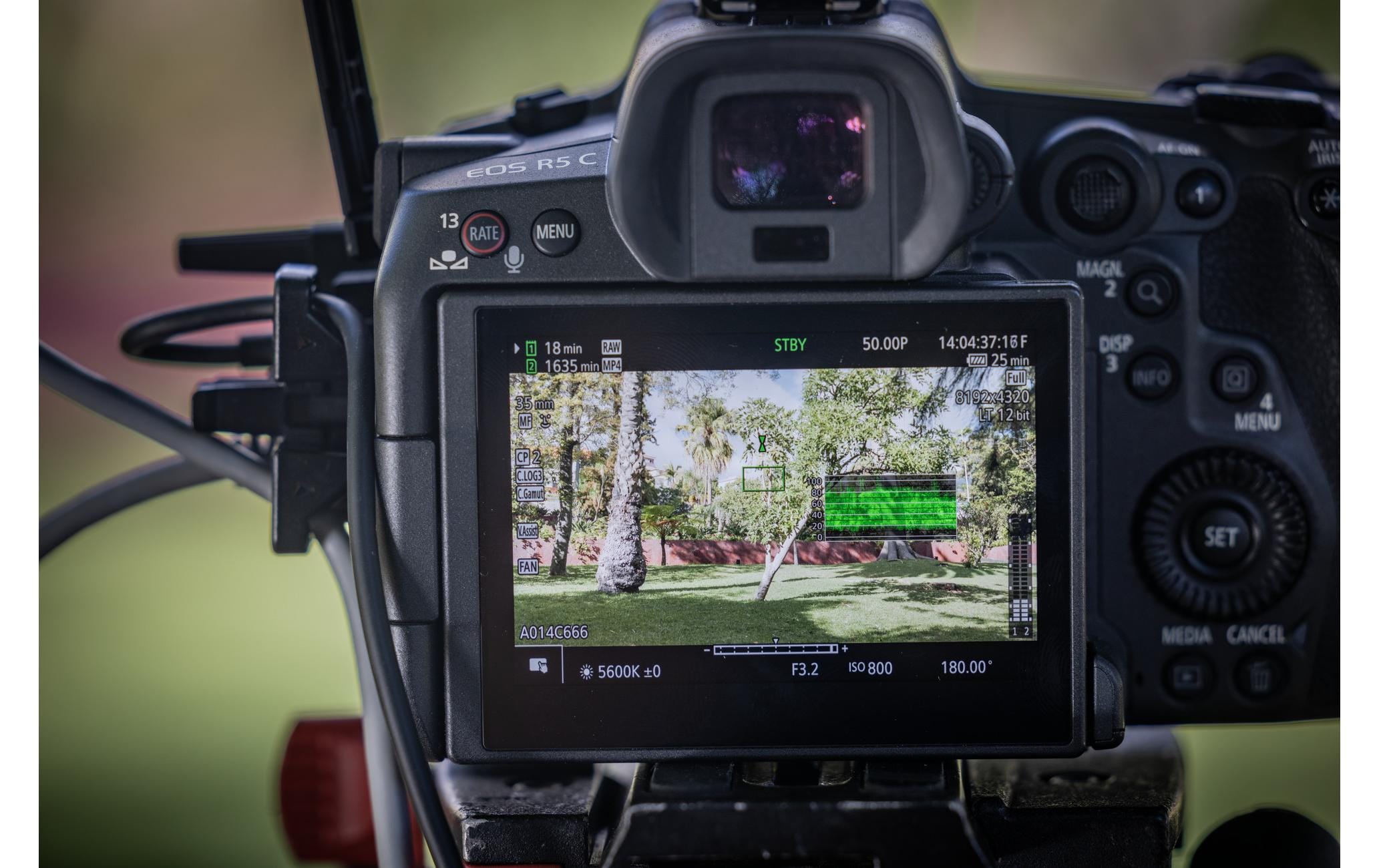 Fotokamera EOS R5 C Kit AV PRO MK2 4000 GB Speicherkarte<br>Canon EOS R5 C Professionelle Systemkamera für Fotografen und Videoproduzenten inklusive Speicherkarte