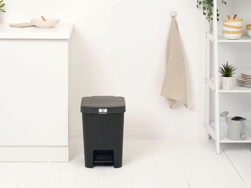 Brabantia Recyclingbehälter StepUp 25 l, Dunkelgrau Treteimer für Recycling Materialien