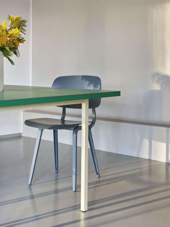 Hay Two-Colour tafel 240x90 lichtgrijs, oker onderstel