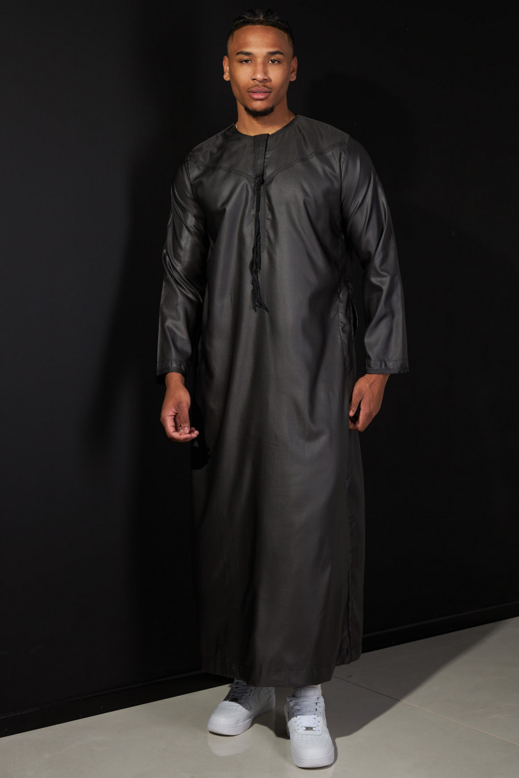 Qamis satiné noir à pompoms