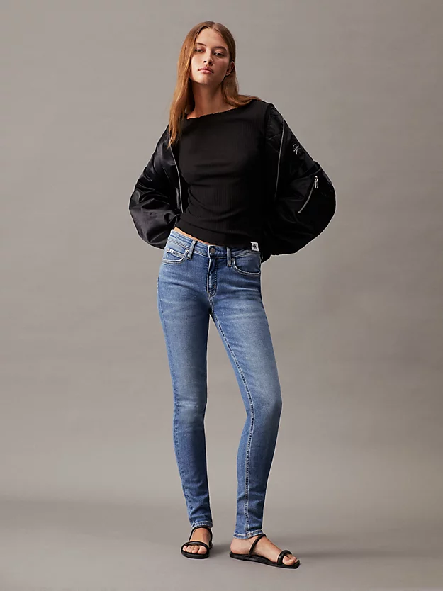 Calça jeans skinny de cintura média