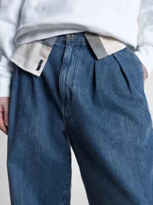 Calça jeans com barra dobrada e estilo descontraído